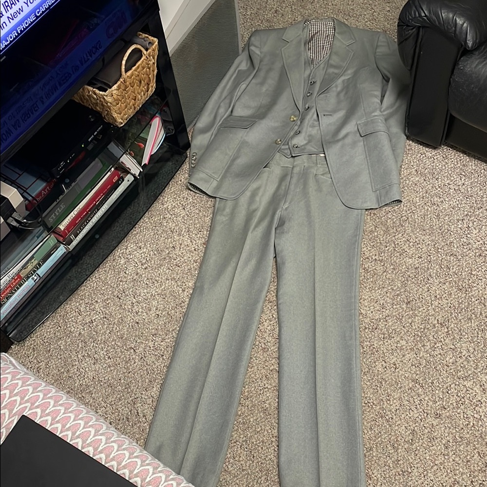 Vintage 70s/80s 3 pc Classic Gray Men's Suit